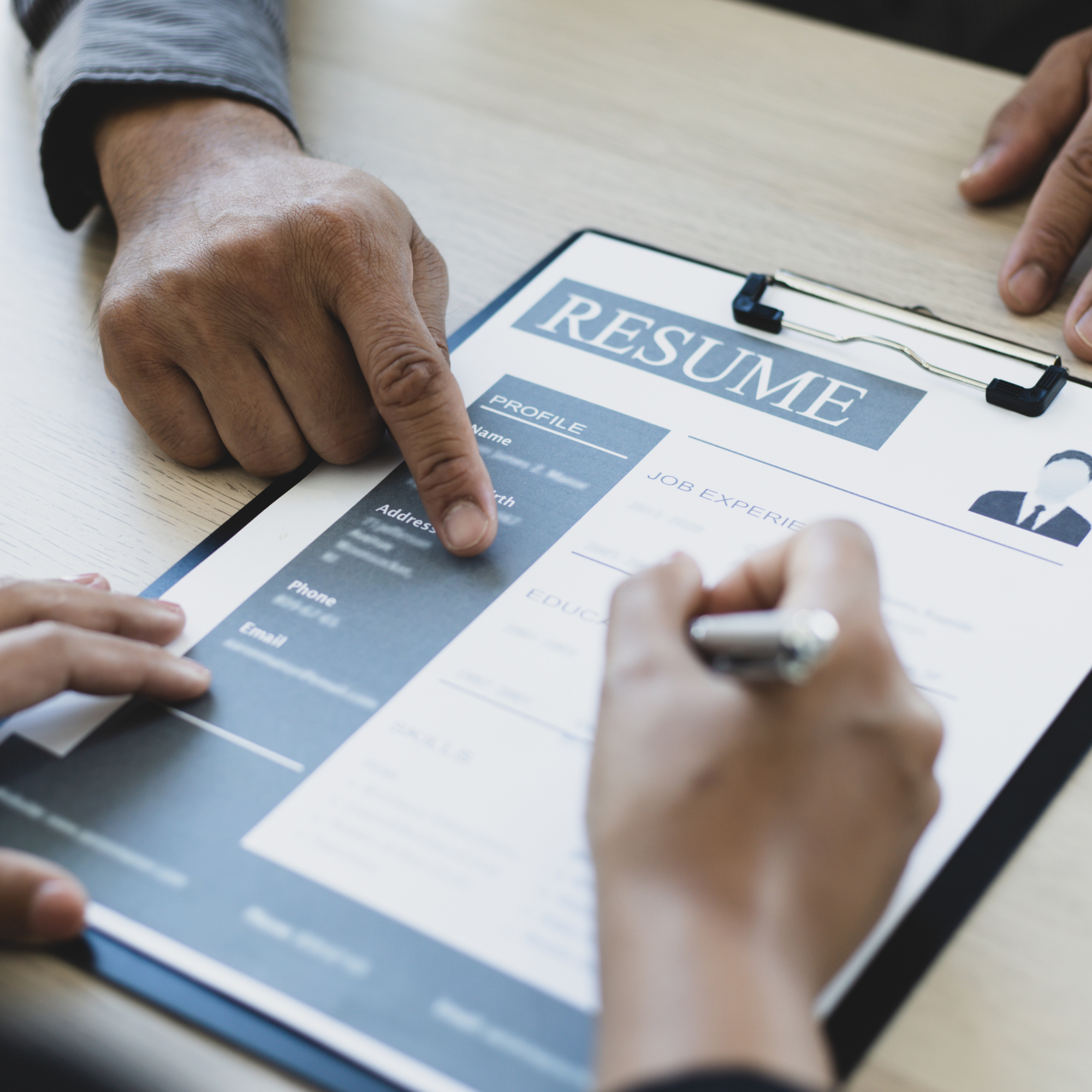 Pessoa escrevendo currículo